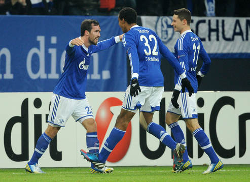 el v.l. Christian Fuchs, Joel Matip, Julian Draxler (Schalke)