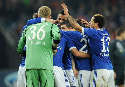 .l. Christian Fuchs, Torwart Lars Unnerstall, Joel Matip, Kyriakos Papadopoulos, Tranquillo Barnetta, Jermaine Jones (Schalke)