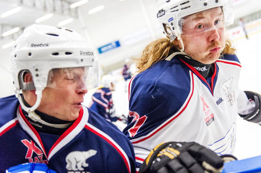 David Marek Frölund får sig en tackling av Emil