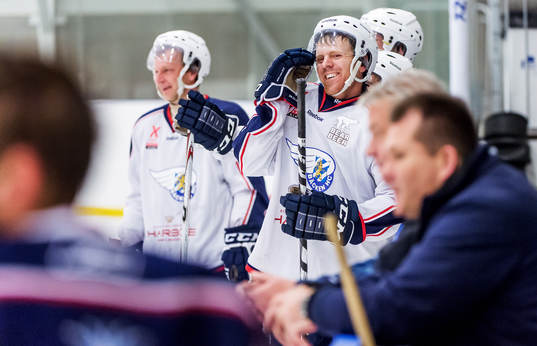 En glad Josef Elvby, Häcken