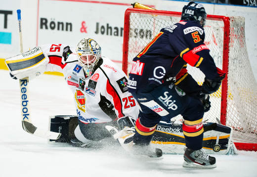 Jhonas Enroth, målvakt, Almtuna, räddar ett friläge