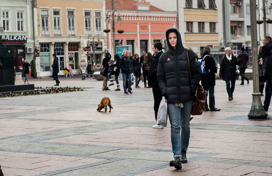 Linnea Torstensson kommer vandrande på torget i Nis