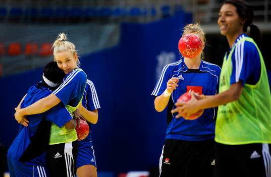 Louise Sand och Jessica Helleberg kramas
