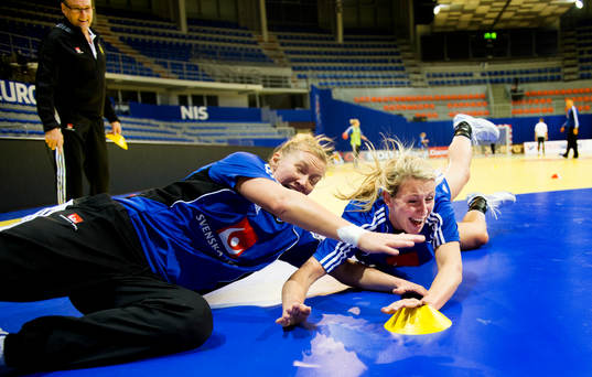 Kristina Flognman, Johanna Ahlm, tävlar vem som hinner