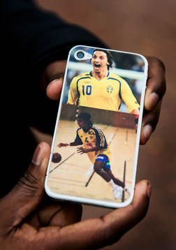 Louise Sand visar upp sin telefon med Zlatan på