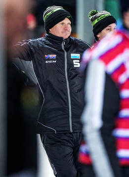  Daniel Eriksson, tränare Sandviken, står nöjd vid bänken i slutet av matchen