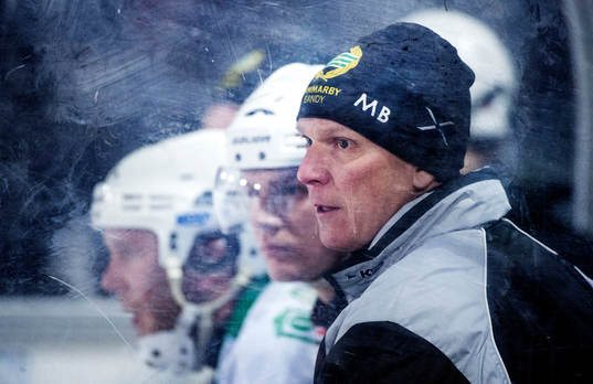 Magnus Brodén, tränare Hammarby, följer spelet från bänken.