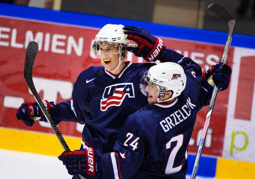 Connor Murphy och Matt Grzelcyk, USA, jublar
