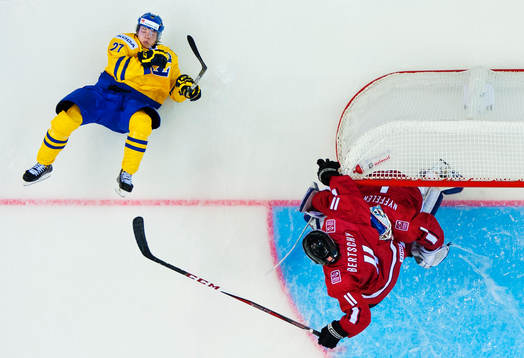 Filip Sandberg, Sverige, ligger på isen
