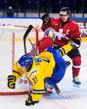 Filip Sandberg, Sverige, blir tacklad av Christoph