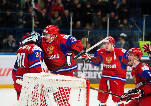 Andrei Vasilevski, målvakt, kramas om av Pavel Koledov,