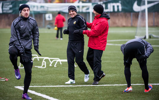 Mostapha El Kabir, klappas om av fystränaren Pontus Ekblom