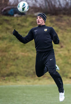 Mostapha El Kabir, Häcken, tar ner bollen på böstet