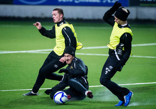 Kamp om bollen mellan Anton Lans, Stefan Ishizaki och Johan
