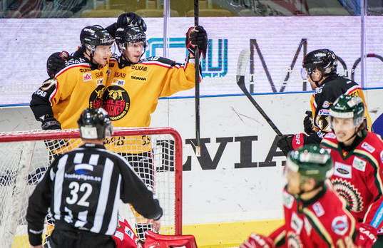 Mika Pyörälä och Cam Abbott, Luleå, firar