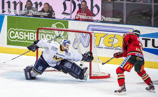 Gustaf Wesslau, målvakt, HV71, räddar en straff från