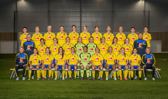  Bakre raden från vänster: Olivia Schough, Lisa Dahlkvist, Nilla Fischer, Amanda Ilestedt, Lotta Schelin, Lina Hurtig, Emelie Konradsson, Sofia Jakobsson, Caroline Seger, Susanne Moberg, Emma Berglund. Mellersta raden från vänster: Birger Jacobsson, ass.tränare, Hanna Folkesson, Antonia Göransson, Marie Hammarström, Kristin Hammarström, Sofia Lundgren, Lina Nilsson, Johanna Almgren, Carina Holmberg, Mikael Olsson, målvaktstränare. Främre raden från vänster Pia Sundhage, förbundskapten, Jessica Samuelsson, Elin Rubensson, Kosovare Asllani, Sara Thunebro, Carola Söberg, Annica Svensson, Malin Lewvenstad, Julia Spetsmark, Malin Diaz, Lilie Persson, ass.tränare.