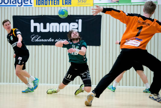  Marcus Tobiasson, Önnered, sätter ett mål bakom Andreas Mattsson, målvakt i Rimbo