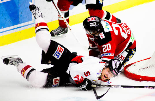 Mikael Kurki, Karlskrona, blir tacklad av, Henrik Hetta,