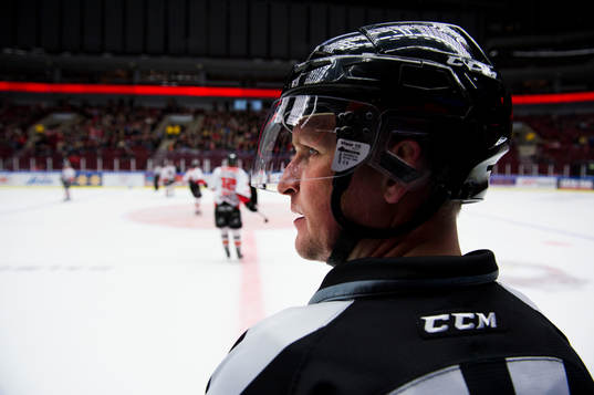 assisterande domaren håller koll på läget