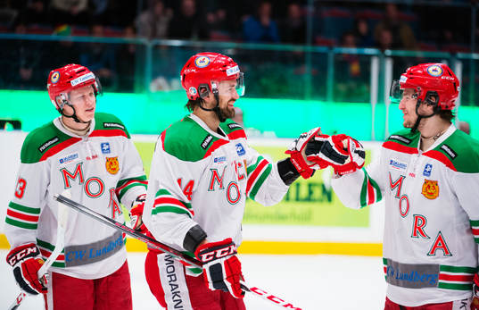 Johan Alcén, Mora, gratuleras till sitt 3-1-mål