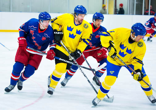 Peter Forsberg mellan två spelare i Waxholm