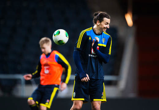 Zlatan Ibrahimovic skrattar när han nästan blir träffad