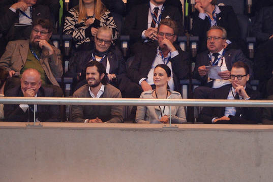  Prins Carl Philip med flickvän Sofia Hellqvist och prins Daniel på läktaren.