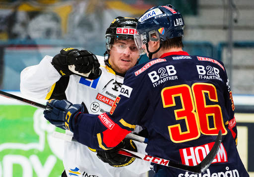 Mikael Frycklund, Västerås, slår till Philip Holm,