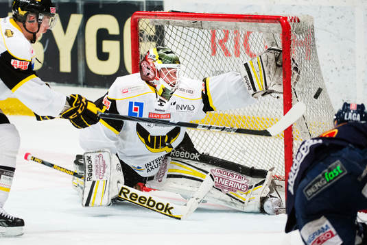 Lars Johansson, målvakt, Västerås, täcker målet