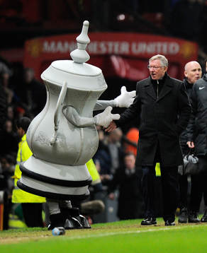 x Ferguson et la mascotte de la FA Cup    - 18.02.2013 -