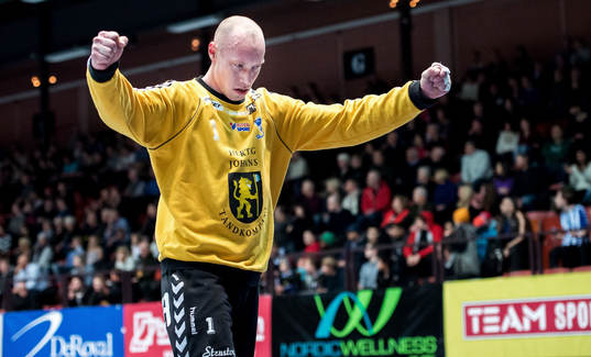 Robert Lechte, målvakt, jublar