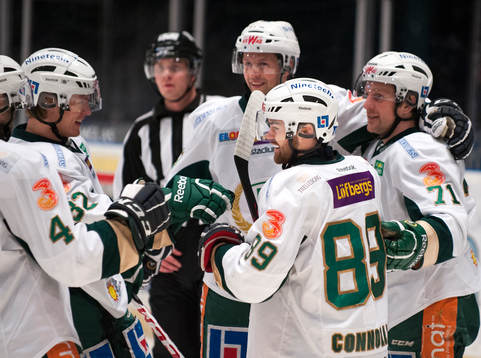 Jack Connolly, Färjestad, blir omkramad av sina lagkamrater