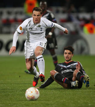 l - Olympique Lyonnais v Tottenham Hotspur - UEFA Europa League Second Round Second Leg - Stade de Gerland, Lyon, France - 21/2/13 Tottenham's Scott Parker (L) in action with Lyon's Clement Grenier
