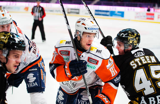 Robert Rosén, Växjö, kämpar mot Oscar Steen, AIK