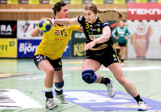 Linn Blohm, Sävehof, tar sig förbi Emelie Augustsson,