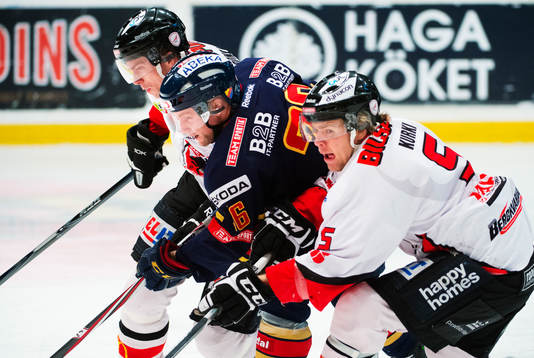 Tim Eriksson, Djurgården, utmanas av Anders Grönlund och