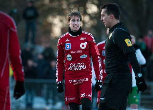  Domaren blåser straff, något som Patrik Anttonen, Degerfors inte gillar.