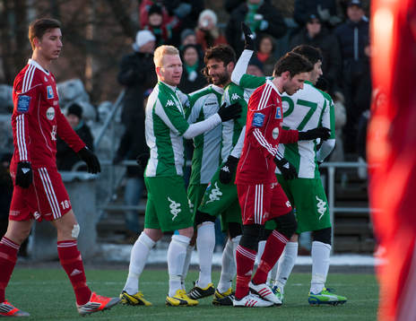  Adis Husidic, hammarby, blir kramad av sina lagspelare efter att ha gjort 2-1.