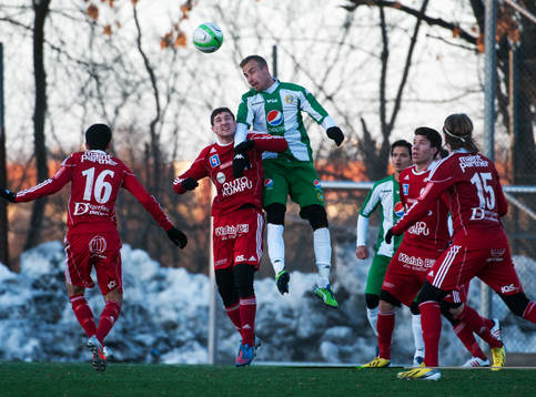  Daniel Theorin, Hammarby, nickar bort bollen från Degerfors-spelarna.