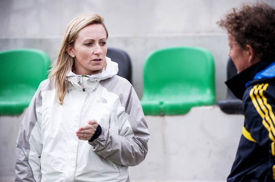  Elisabet Gunnarsdottir, tränare Kristianstad, pratar med Mikael Olsson, målvaktstränare, Sverige.