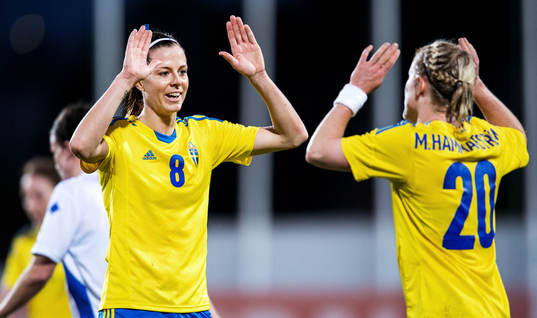 Lotta Schelin, gratulerar Marie Hammarström, Sverige