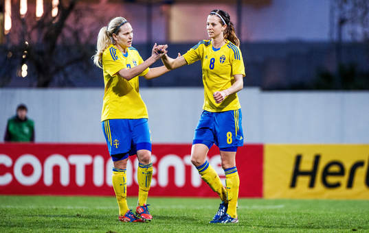 Lisa Dahlkvist firar Lotta Schelin, Sverige