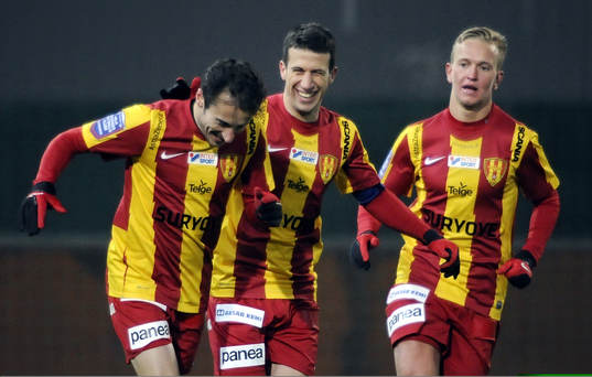  Syrinaska nr 77 Louay Chanko till vänster jublar efter 1-1 målet, i mitten nr 2 Suleyman Sleyman och till höger nr 22 Alexander Michel.