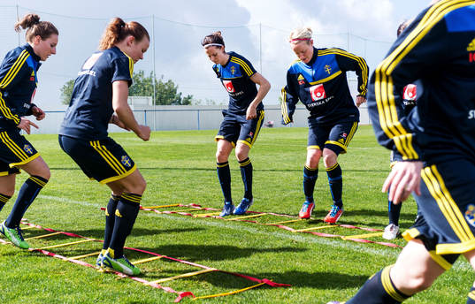 Laget värmer upp. Lotta Schelin och Marie Hammarström, i