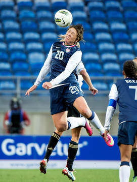  Abby Wambach, USA, nickar bollen.