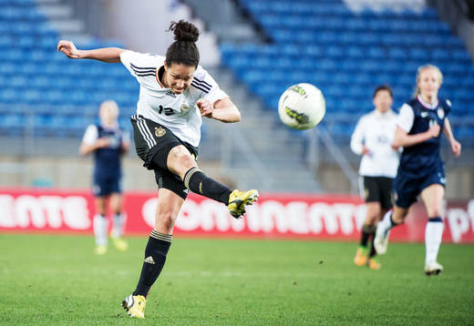  Celia Okoyino Da Mbabi, Tyskland, skjuter mot mål.