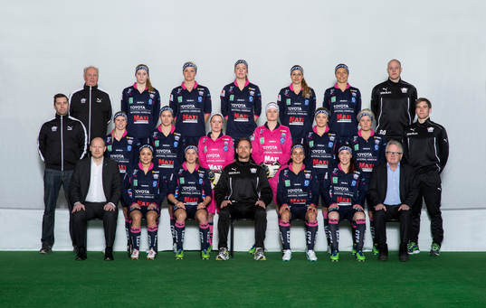   Bak fr.v. Rolf Gustavsson, Stina Blackstenius, Nilla Fischer, Jennie Nordin, Charlotte Rohlin, Mariann Gajhede Knudsen, Anders Jacobson Mitten fr.v. Joakim Karlsson, Jonna Andersson, Emma Lennartsson, Sofia Lundgren, Lina Ringshamre, Magdalena Ericsson, Petra Larsson, Daniel Berqvist Fram fr.v. Anders Mäki, Pernille Harder, Jessica Samuelsson, Martin Sjögren, Renee Slegers, Maja Krantz, Christer Mård 