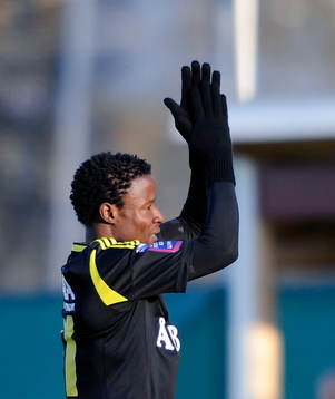  AIKs nr 21 Kennedy Igboananike jublar 1-0 målet.