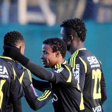  AIKs nr 21 Kennedy Igboananike jublar 1-0 målet.